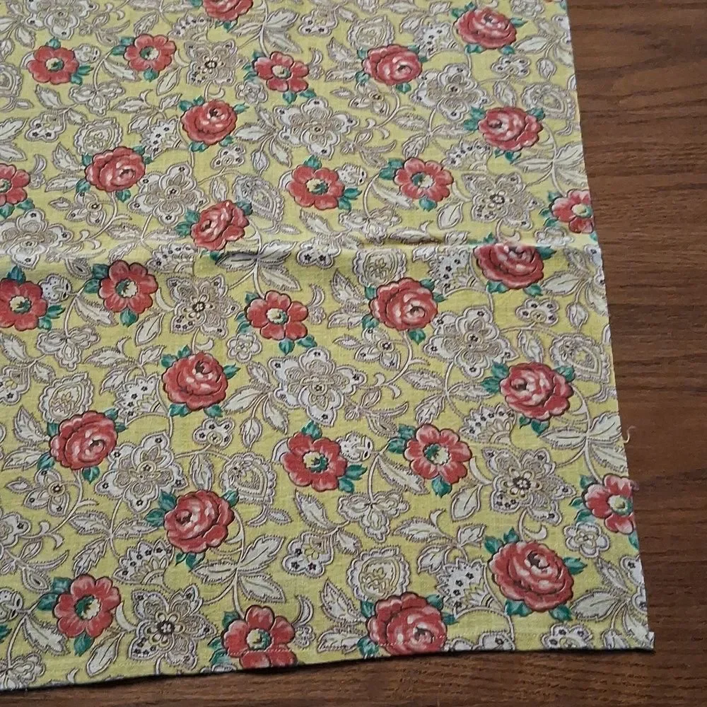 Vintage Tablecloth, Yellow With Lace Pattern & Roses‎